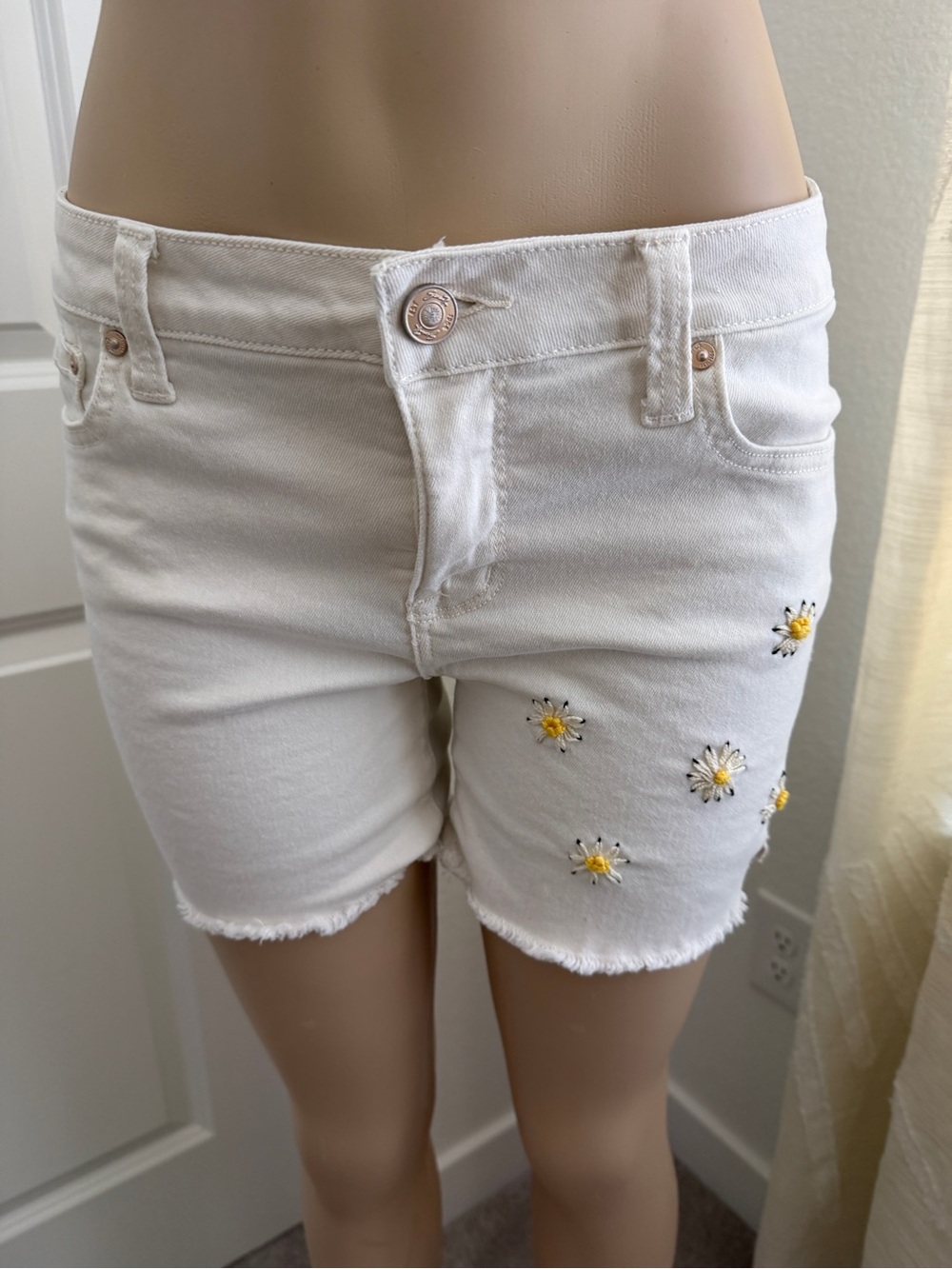 Boho Chic Seven7 Daisy Embroidered White Stretch Denim Shorts